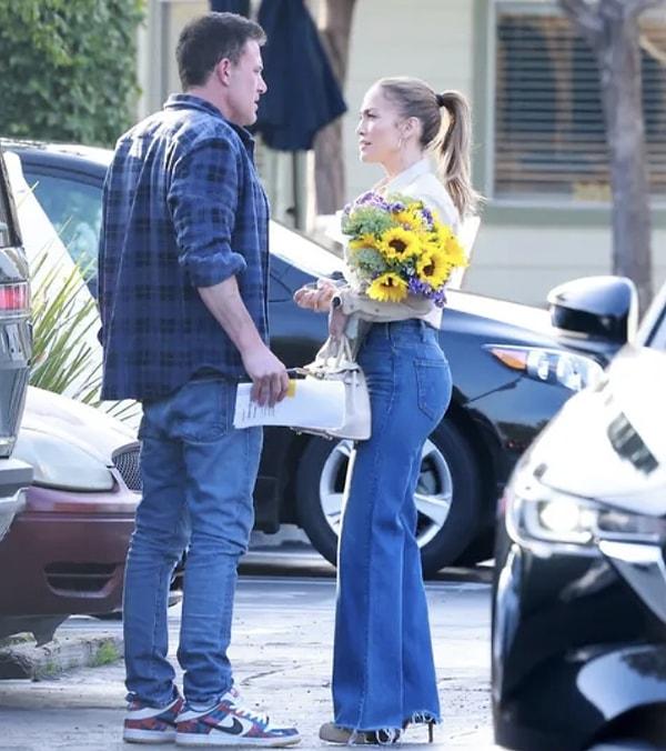 Ellerinde çiçeklerle kameralara yakalanan Jennifer Lopez ve Ben Affleck'in aralarının düzeldiği iddia edildi. Jlo da olsan bir çiçeğe kanabiliyorsun demek ki...