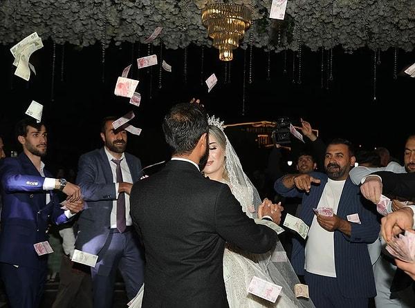 Deste deste dolarların ve Türk lirasının havada uçuştuğu düğünde, orkestranın görevlendirdiği 10 kişi ise yere atılan paraları toplayarak çantalara koydu.