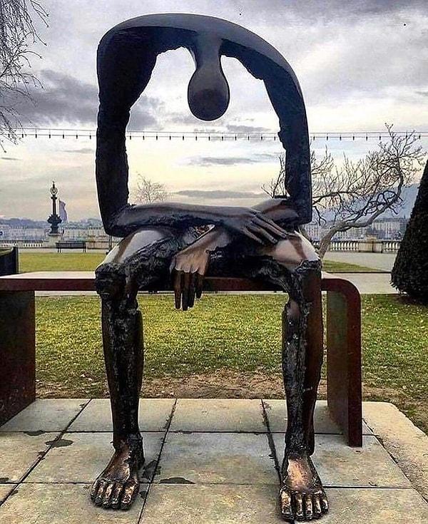 2. Albert Gyorgy tarafından yapılan Melankoli adlı heykel, kederin bizde bıraktığı boşluğu tasvir ediyor.