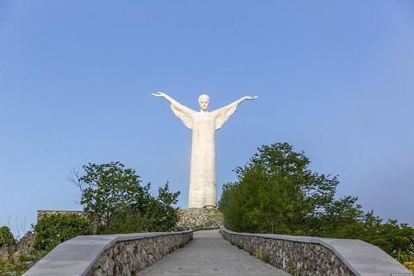 5. Rio de Janeiro'nun Corcovado Dağı'nın tepesindeki ikonik Kurtarıcı İsa Heykeli'nden sonra ikinci sırada yer alan Maratea'daki Kurtarıcı İsa Heykeli 21 metre yüksekliğe ulaşmaktadır.