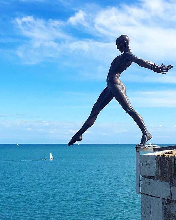 7. Ünlü heykeltıraş Nicolas Lavarenne'den "büyük meydan okuma" adındaki heykel. (Antibes, Fransız Rivierası.)