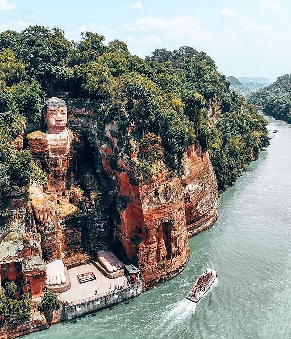 12. Çin'de bulunan Leshan Dev Buda heykeli. 71 metre uzunluğundaki bu heykel, Dünya üzerindeki en uzun modern dönem öncesi heykeldir.
