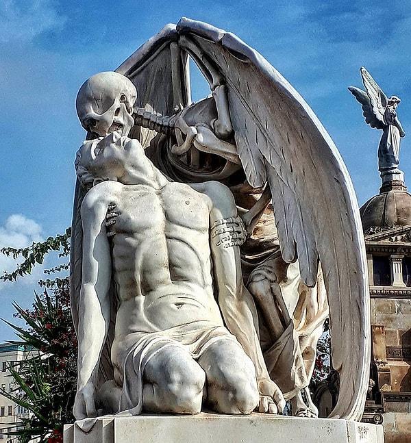 13. Ölüm Öpücüğü, 1930 yılında yapılmış ve Barselona'daki Poblenou Mezarlığı'nda bulunan mermer bir heykeldir.
