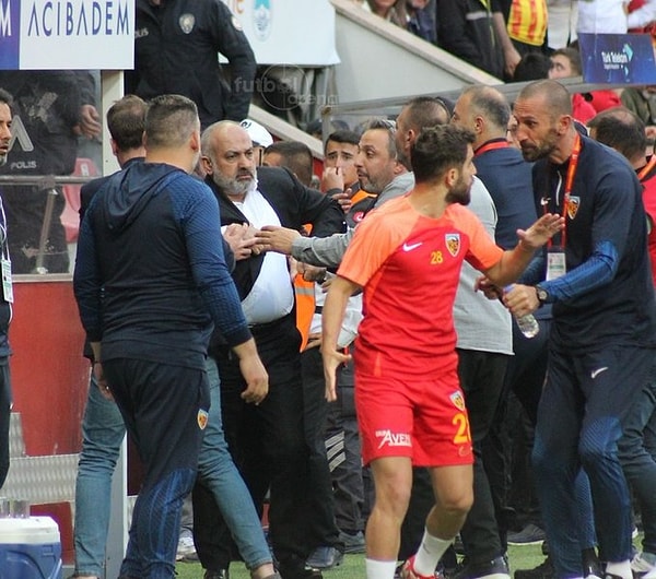 VAR'a çağırılan Halil Umut Meler, Nazon'a kırmızı kart gösterdi. Kayserispor Teknik Direktörü Burak Yılmaz ve Kayserispor Başkanı Ali Çamlı, karara sert tepki gösterdi.