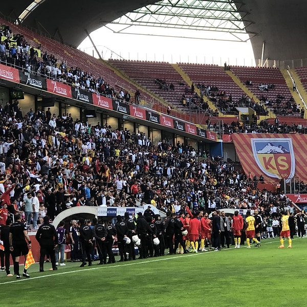 Ali Çamlı, yedek kulübesine kadar geldi ve sahaya girmeye çalıştı. Maç, yaklaşık 9 dakika maç durdu.