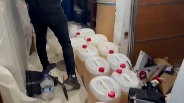 Operasyonlarda 808 kilogram sıvı ve 60 kilogram kristal metamfetamin, 136 kilogram aseton ve muhtelif miktarda esrarın ele geçirildiği bilgisini paylaşan Yerlikaya, şunları kaydetti: