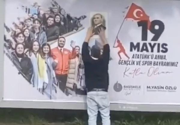 Bir vatandaş Atatürk posteri alarak afişe müdahale etti.