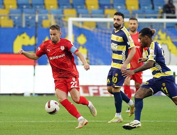 Süper Lig'de 37 puanı bulunan Pendikspor, son hafta öncesinde resmen düşmese de ligde kalma ihtimali çok azaldı.