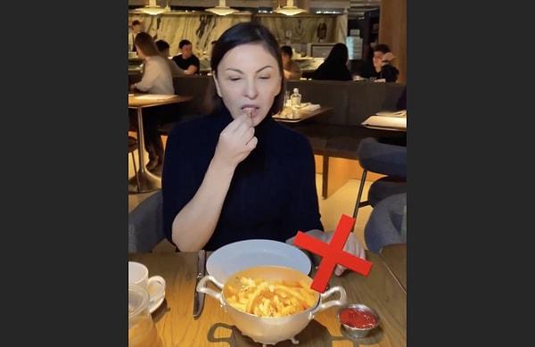 Bir kadın, dışarda patates kızartmasını nasıl yememiz gerektiğini gösterdiği bir video paylaştı.