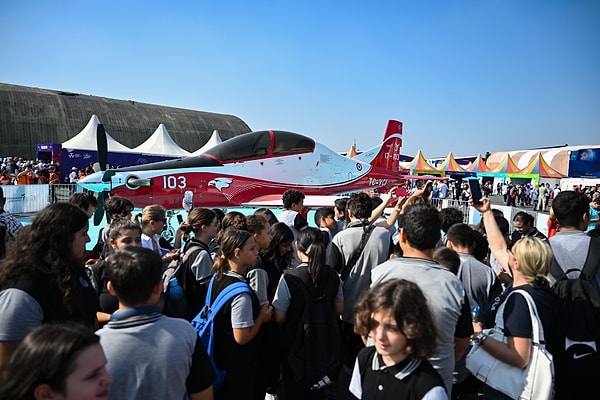 Cumhurbaşkanı Erdoğan, "Yarınlarımızın teminatı olan TEKNOFEST gençliği, gerçekten hayatın her alanında gümbür gümbür gelmektedir. Bundan iftihar ettiğimizi belirtmek isterim" ifadelerini kullandı.