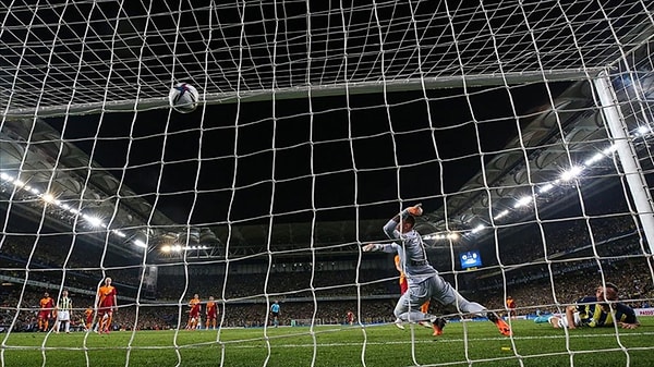 Şampiyonluk düğümünün çözülebileceği, saat 19'da başlayacak dev derbi heyecanla bekleniyor.