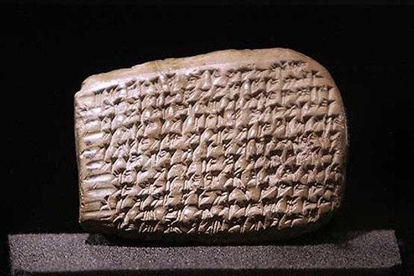 5. 85 yılı aşkın bir sürenin ardından İran, ABD'den yasal olarak geri aldığı 3.500 Ahameniş tabletini bugün sergiledi. Büyük Darius (MÖ 522-486) dönemine ait olan bu tabletler, sosyal ilişkiler, yaşam ihtiyaçları, ücretler ve Ahameniş toplumunun ekonomisi hakkında hayati bilgiler içeriyor.