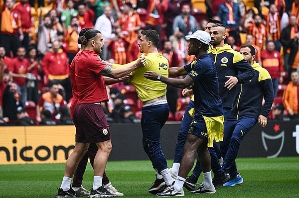 Konuk takımdan Mert Hakan Yandaş'ın tribünlere formasını göstermesi üzerine Galatasaraylı oyuncu Kerem Aktürkoğlu, rakibine tepki göstermişti.