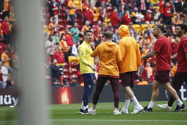 Süper Lig'in 37. haftasındaki Galatasaray-Fenerbahçe derbisi öncesi iki takım futbolcuları arasında büyük bir tartışma yaşandı.
