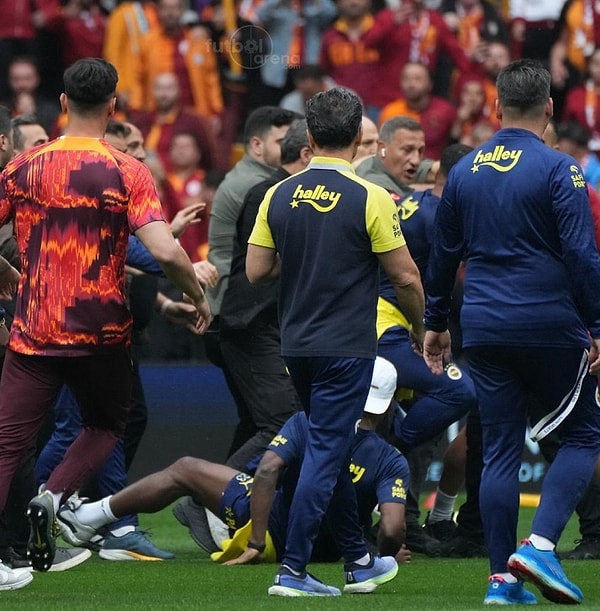 Batshuayi, kavgayı ayırmak isterken yerde kaldı.