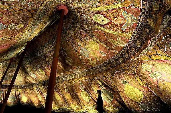 11. 17. yüzyıldan kalma, ipek ve yaldızlı deriden yapılmış üç direkli bir Osmanlı çadırı. Şimdi Dresden cephaneliğindeki Türk Odası'nda sergileniyor.