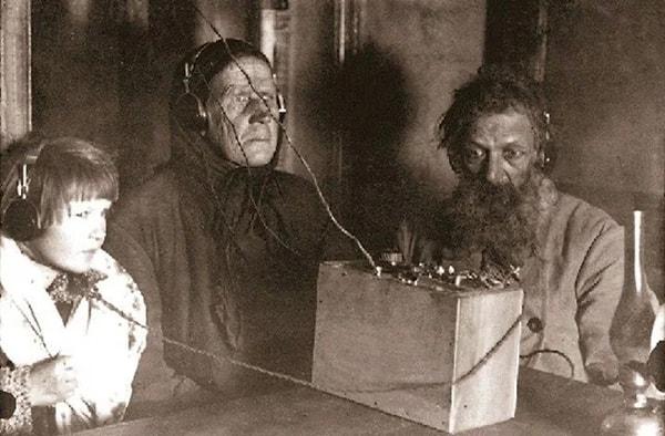 5. Sovyet köylüleri ilk kez radyo dinlerken çekilmiş bir fotoğraf. (1928)