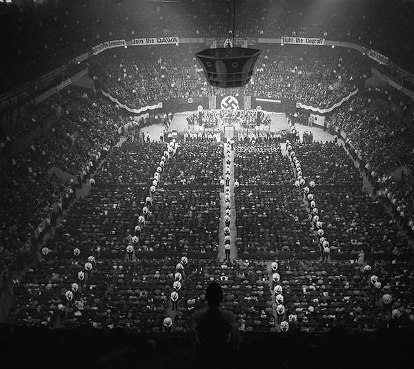 6. Madison Square Garden salonundaki Nazi mitingine katılan 20.000 Amerikalı. (20 Şubat 1939)