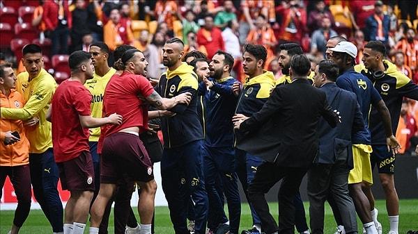 Süper Lig'in 37. haftasında oynanacak derbi  öncesinde zemin kontrolüne çıkan Fenerbahçeli oyuncular, Galatasaray seyircisi tarafından ıslıklarla karşılanmıştı.