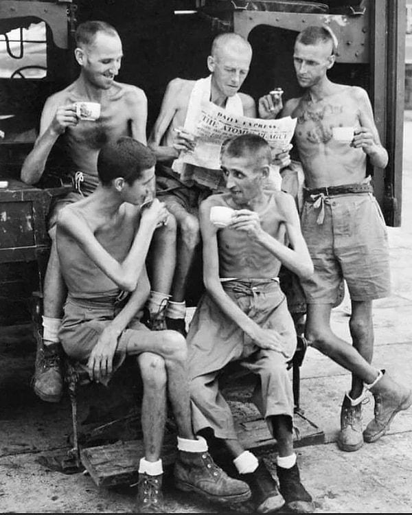 9. Singapur'daki Japon esaretlerinden kurtulduktan sonra görüntülenen İngiliz askerleri. (1945)