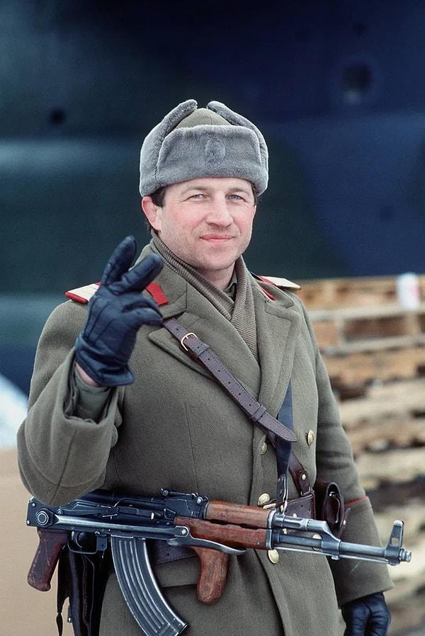 12. 1989'daki devrimden sonra başındaki komünist amblemi çıkarmış ve zafer işareti yapan bir Romanyalı asker.