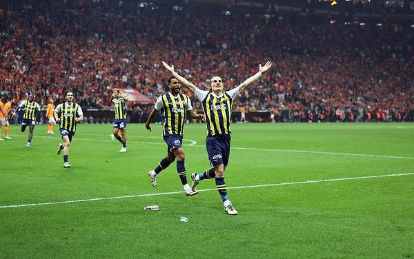 10 kişi kalan deplasman ekibi, 71'de Çağlar Söyüncü ile 1-0 öne geçti ve maç bu skorla bitti. Puanını 96 yapan Fenerbahçe'nin zirveyle arasında üç puan kaldı.