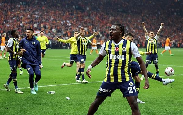 Galatasaray, Fenerbahçe karşısında isabetli şut atamadı. Fenerbahçe, maçı 81 dakika 10 kişi oynadı.