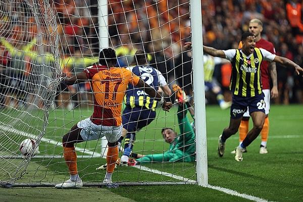 Fenerbahçe, şampiyonluk umutlarını son haftaya taşıması için mutlak galibiyet gereken maçta Galatasaray'ı deplasmanda 1-0'la geçti.