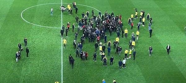 Soyunma odasına gidildikten sonra Fenerbahçeli futbolcular, sahaya döndü ve Galatasaray'ın sahasının ortasında bayrak açtı.