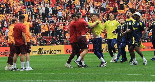 Mert Hakan, karşılaşma öncesinde ısınırken tribünlere Fenerbahçe armasını göstermiş daha sonra Galatasaraylı futbolcular ile gerilim yaşamıştı.