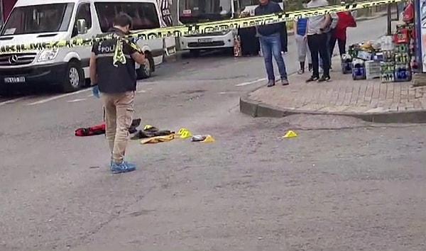 İstanbul Sultanbeyli’de yabancı uyruklu bir kişi, husumetli olduğu kayınbiraderi tarafından sokak ortasında bıçaklanarak öldürüldü. Hayatını kaybeden kişinin kanlar içinde yerde olduğu görüntüüler sosyal medyada büyük yankı buldu.