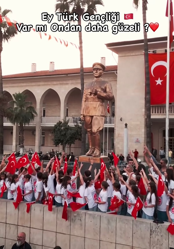 Koro, Ahmet Baran’ın şefliğinde “Senden Daha Güzel” şarkısını söylüyordu.