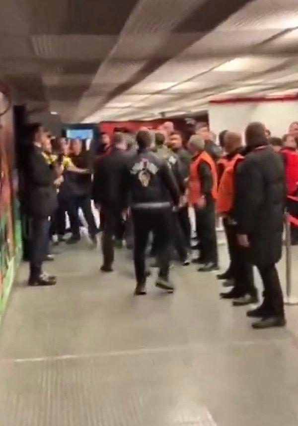 Bunu duyan Galatasaray oyuncusu Yunus Akgün ise “Haftaya izlersin.” dedi ve birbirlerinin üzerine yürüyen ikiliyi ekipler ayırdı.