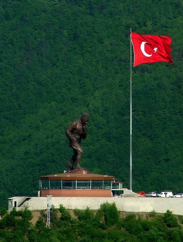 16. Atatürk Heykeli