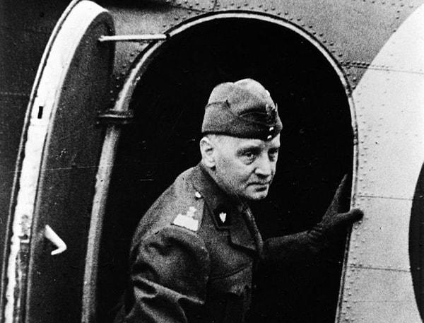 4 Temmuz 1943'te, İkinci Dünya Savaşı sırasında Polonya'nın sürgündeki hükümetine liderlik eden Polonyalı asker ve devlet adamı Wladyslaw Sikorski, Cebelitarık'ta uçağının düşmesi sonucu hayatını kaybetti.