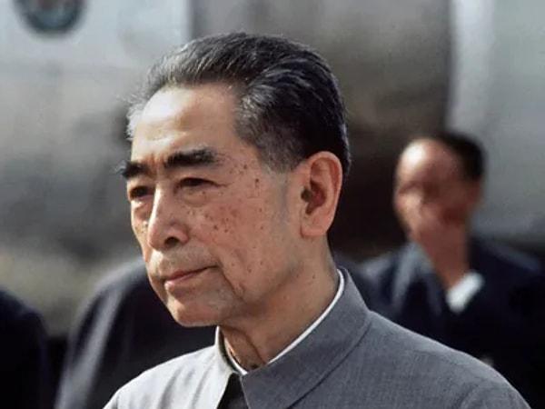 Uçak veya helikopter kazalarından kurtulan devlet başkanları: 11 Nisan 1955'te, eski Çin Başbakanı Zhou Enlai, Endonezya'ya gitmek üzere kiraladığı Air India uçağına yapılan bir saldırıdan kurtuldu. İhbar üzerine seyahat planlarını son anda değiştiren Zhou, son dakika değişikliği ile uçağa binmedi. Öte yandan yerleştirilen bombanın patlaması üzerine uçak, Güney Çin Denizi’ne düştü. Kazada 11 yolcu hayatını kaybederken, 3 kişi kurtuldu.