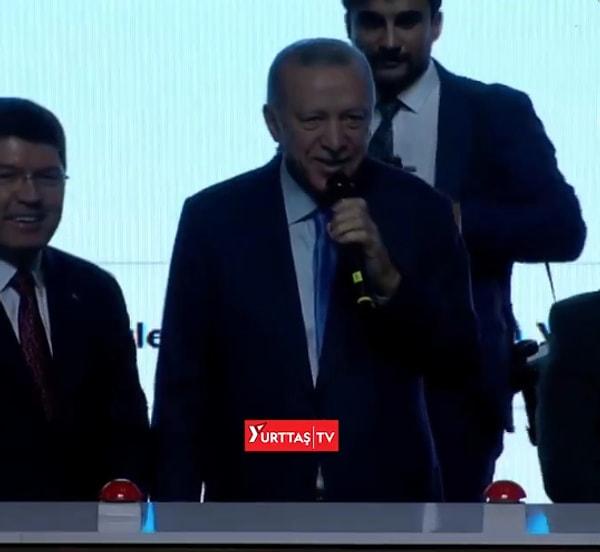 Erdoğan, sorusuna gelen cevabın ardından "Neden 1.85 değil? Kıskandım seni." cümlesiyle yanıt verdi. Bu diyalog hakim ve savcı adaylarını gülümsetti.