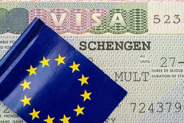 Slovenya Dışişleri Bakanlığı, Avrupa Birliği Komisyonu'nun, Schengen vize ücretlerine yüzde 12 zam yaparak 90 euroya çıkardığını duyurdu. Yeni ücretlendirme, 11 Haziran'da yürürlüğe girecek.