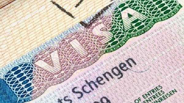 Schengen vize ücretine her üç yılda bir zam yapılıyor. Daha önce 2020 yılında 60 eurodan 80 euroya yükseltilmişti. Avrupa Komisyonu, başvuru ücretlerine zam yapılacağını 2 Şubat'ta duyurmuştu.