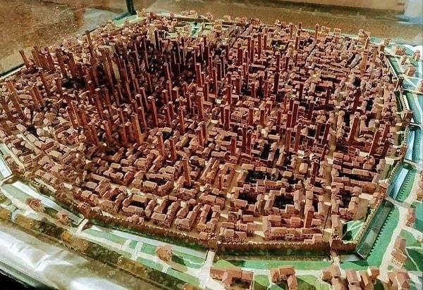 İtalya'nın Bologna Kuleleri. "Orta Çağ'ın Manhattan'ı" olarak bilinmekteydi.