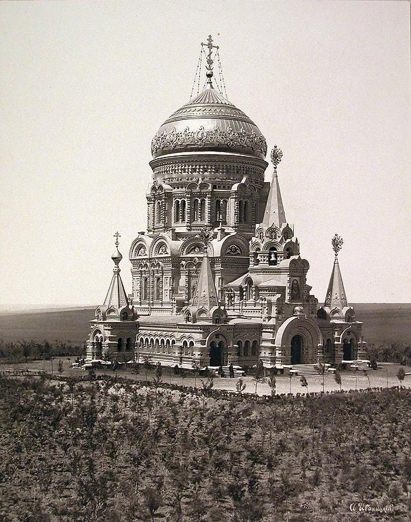 Kurtarıcı İsa Katedrali, Rus İmparatorluğu'nda (günümüz Ukrayna'sı) Kharkov yakınlarında inşa edilmiş ve tamamlanmasından kısa bir süre sonra 1894 yılında resmedilmiştir.