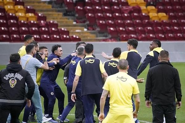 Fenerbahçe Başkanı Ali Koç ve yanındakilerin, futbolcularla birlikte sahaya çıkması ve Fenerbahçe bayrağı açarak kutlama yapmasını engellemeye çalışan stadyum müdürü A.Ç. darp edilmişti.