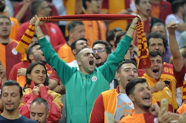 Diğer bir yandan Bartu Küçükçağlayan'ın fanatik bir Galatasaraylı olduğunu ve maçları yakından takip ettiğini biliyoruz.