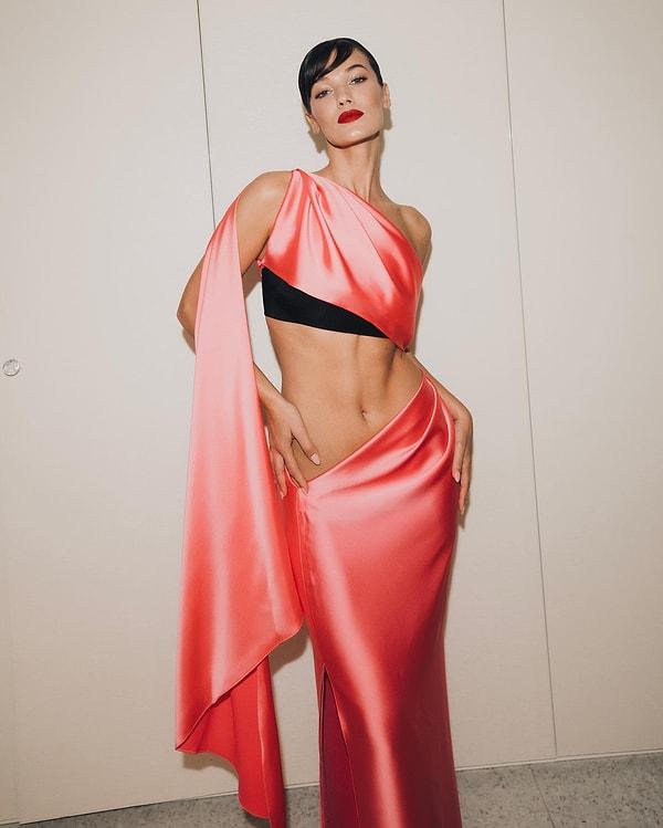 Ünlü oyuncu Pınar Deniz'in Cannes Film Festivali'nde giydiği elbise hakkında ne düşündüğünüzü merak ediyoruz?