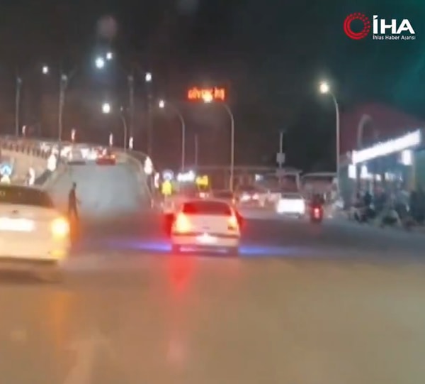 H.İ.K. isimli sürücü, trafikte tehlikeli hareketler yaparak ilerledi. Akan trafikte içerisinde makas atarak ilerleyen sürücü, otomobili Galatasaray forması giyen taraftarların üzerine sürdü.