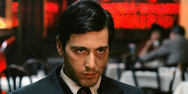 84 yaşındaki usta aktör Al Pacino, Hollywood dünyasının en parlak yıldızlarından biri. Oscar ödüllü oyuncu 'The Godfather' ve 'Scarface' gibi birbirinden kült filmlerde oynamış ve dünya çapında unutulmaz bir oyuncu olmuştu.