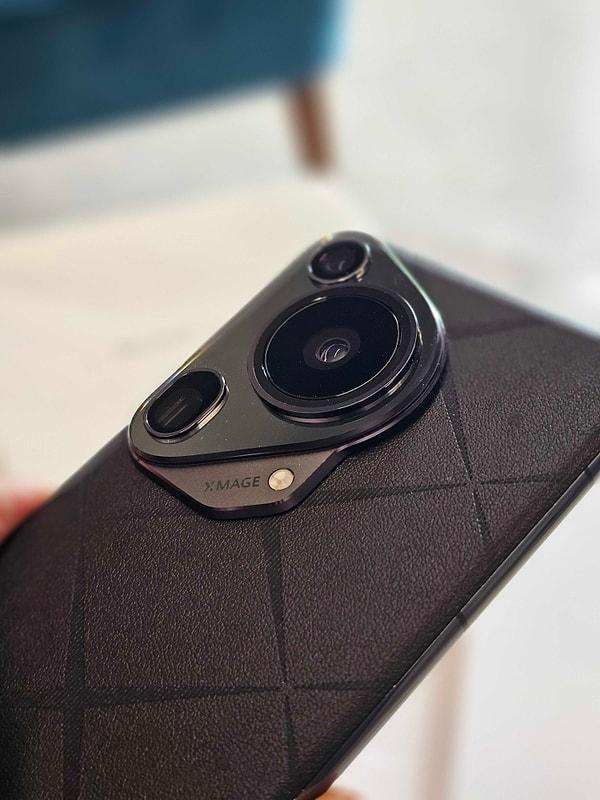 Bu yeni seriden bir model olan Huawei Pura 70 Ultra kamerasıyla ön planda olan bir telefon.