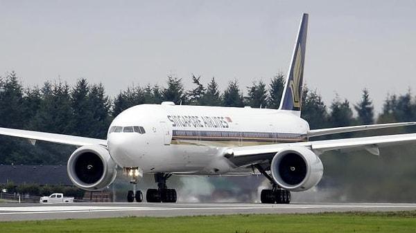 Singapur Havayolları’na ait Boeing 777-300ER tipi uçak, Londra’dan Singapur’a gitmek için havalandı.