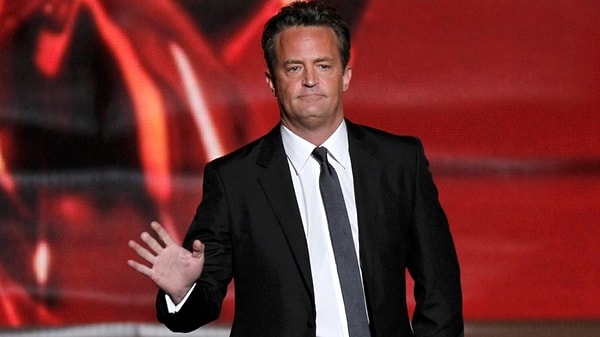 Dünyaca popüler bir dizi haline gelen Friends'in Chandler'ı Matthew Perry, 28 Ekim 2023 tarihinde 54 yaşında hayatını kaybetmişti. Yapılan otopside aktörün "ketaminin akut etkilerinden" kaynaklanan bir kaza nedeniyle öldüğü ortaya çıkmıştı.