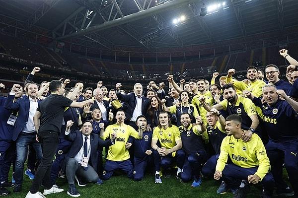 Fenerbahçe’nin deplasmanda Galatasaray’ı 1-0 yendiği karşılaşma sonrasında Fenerbahçe Başkanı Ali Koç, beraberindeki heyetle stadyuma gelmiş ve futbolcularla birlikte saha zeminine çıkarak kutlama yapmıştı.